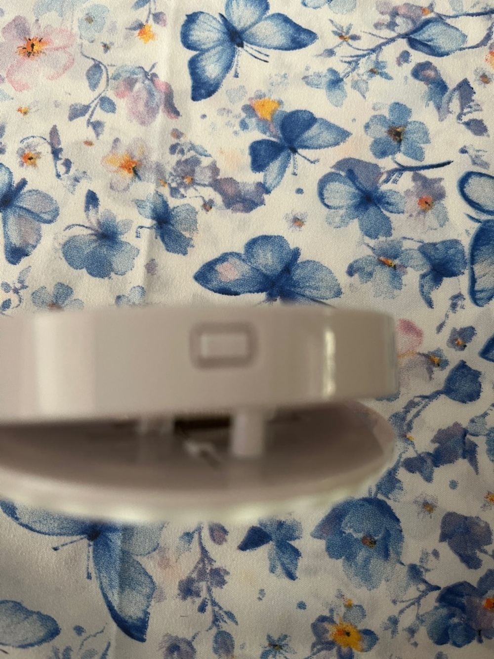 ELF White Clip-On Selfie Light - Picture 4 of 4
